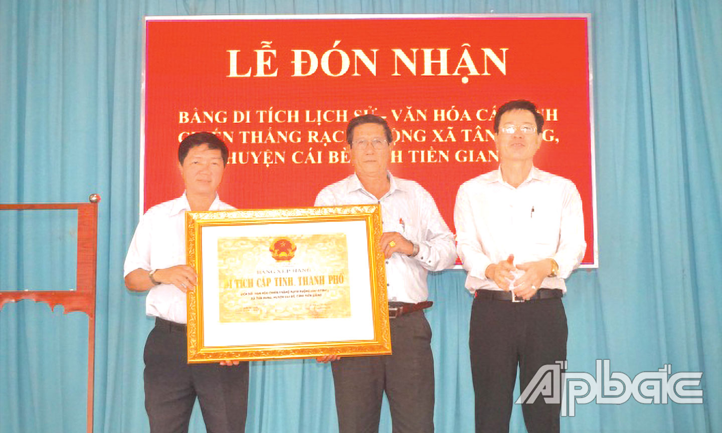  Thừa ủy quyền của lãnh đạo UBND tỉnh, Phó Giám đốc Sở VH-TT&DL   Lê Văn Dũng trao Bằng di tích lịch sử - văn hóa cấp tỉnh Chiến thắng Rạch Ruộng.