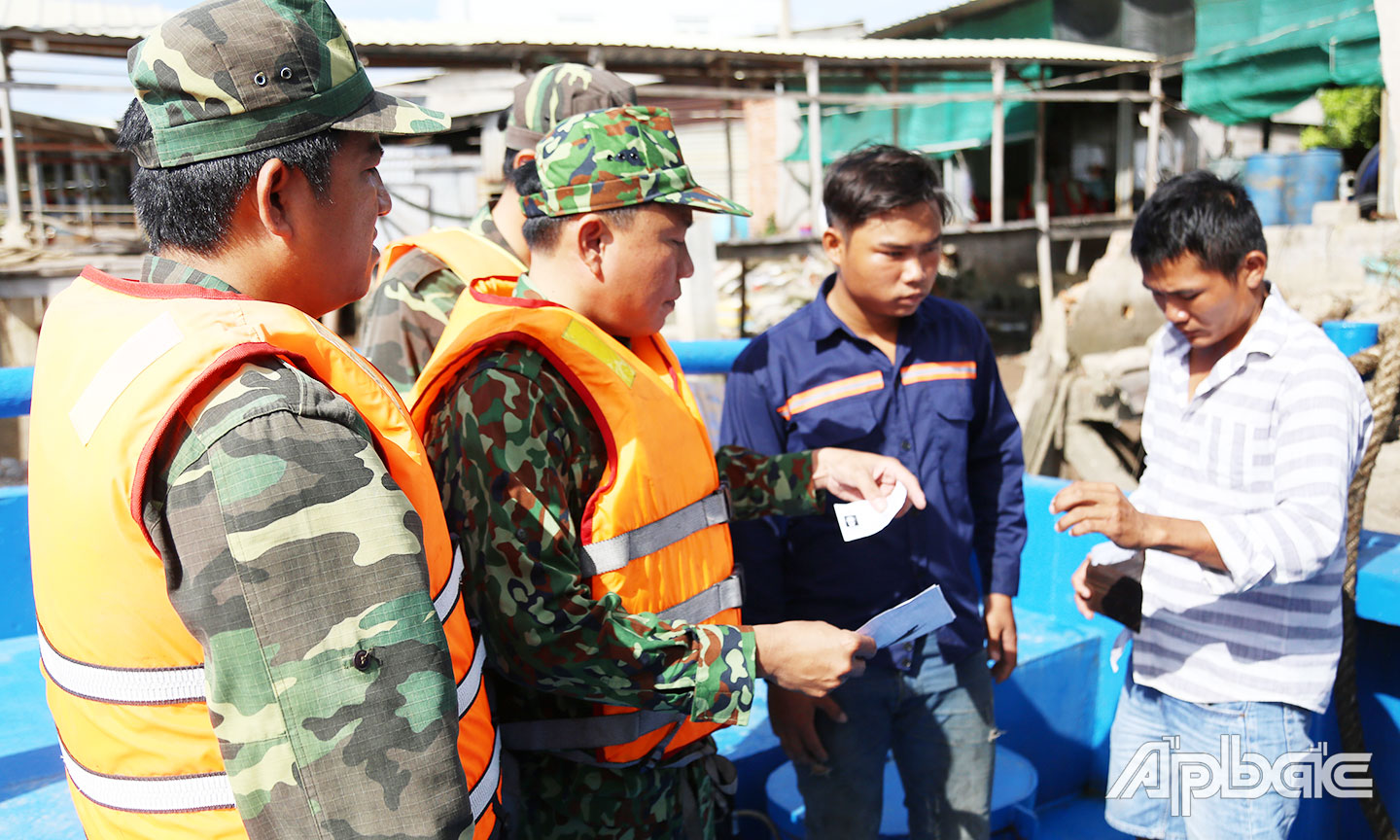 Lực lượng BĐBP kiểm tra phương tiện chuẩn bị rời cảng phục vụ công trình điện gió. 