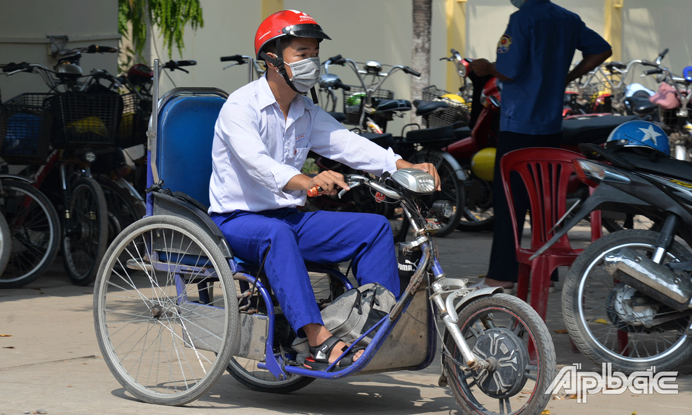 Hàng ngày Thành Lâm đến trường trên chiếc xe lắc có gắn máy điện.