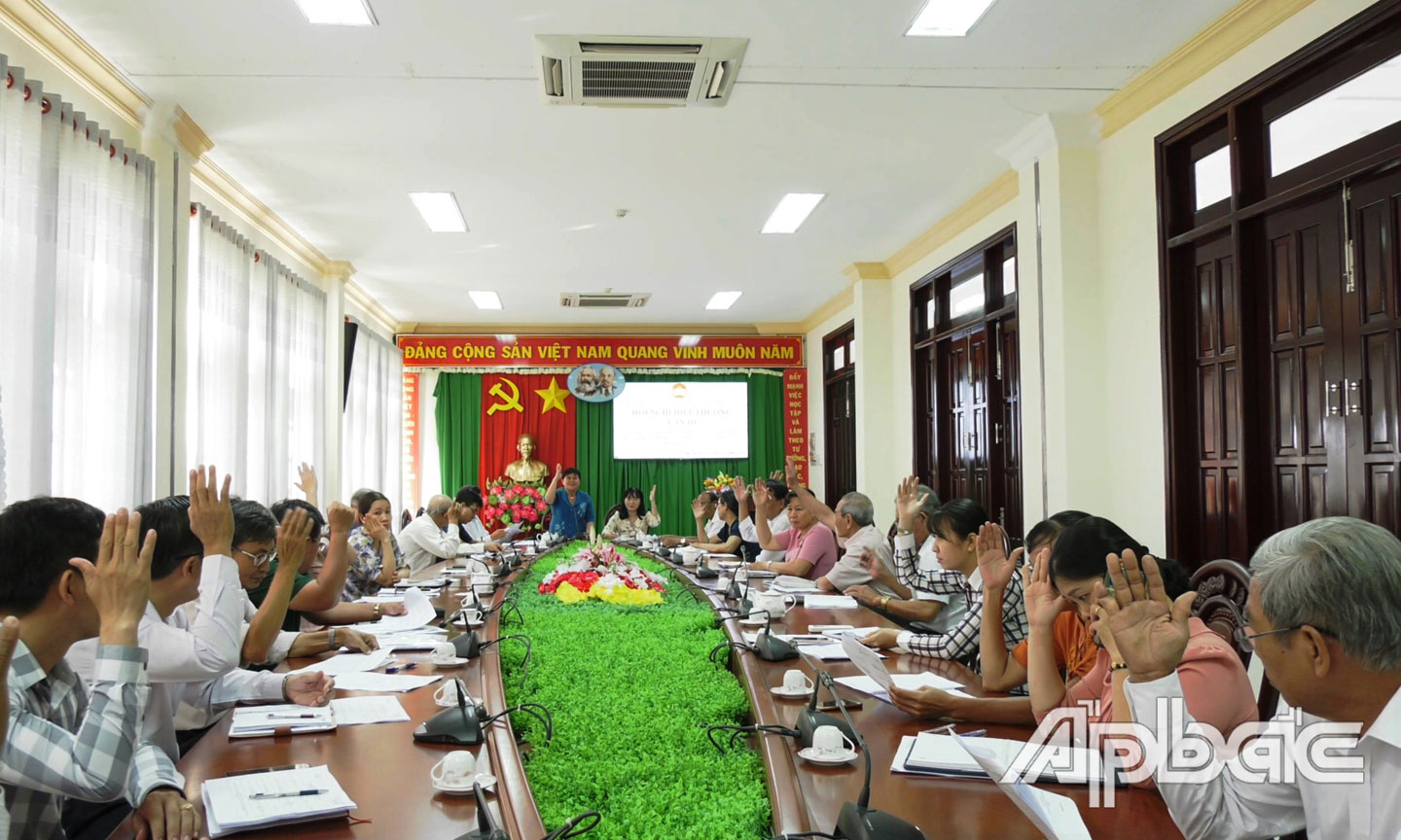 Biểu quyết thông qua danh sách 59 ứng cử viên đại biểu HĐND huyện nhiệm kỳ 2021 - 2026
