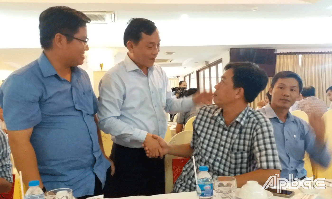 Chủ tịch UBND tỉnh Nguyễn Văn Vĩnh gặp gỡ, thăm hỏi các phóng viên báo, đài.