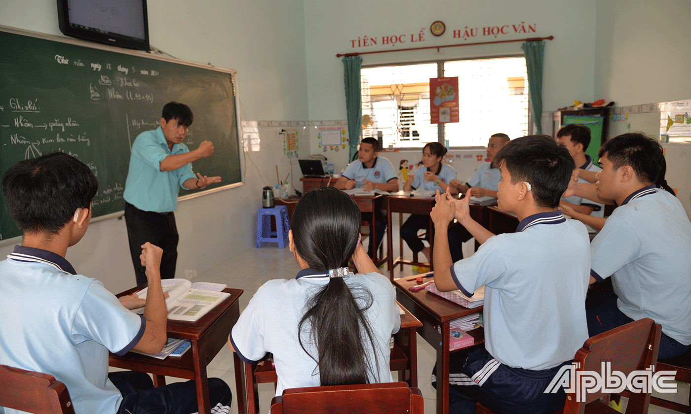 Nhưng cũng có những lớp chẳng nghe tiếng thầy giáo giảng bài, mà thay vào đó là cử chỉ và động tác diễn tả thay lời nói, để các em nhìn và học theo.