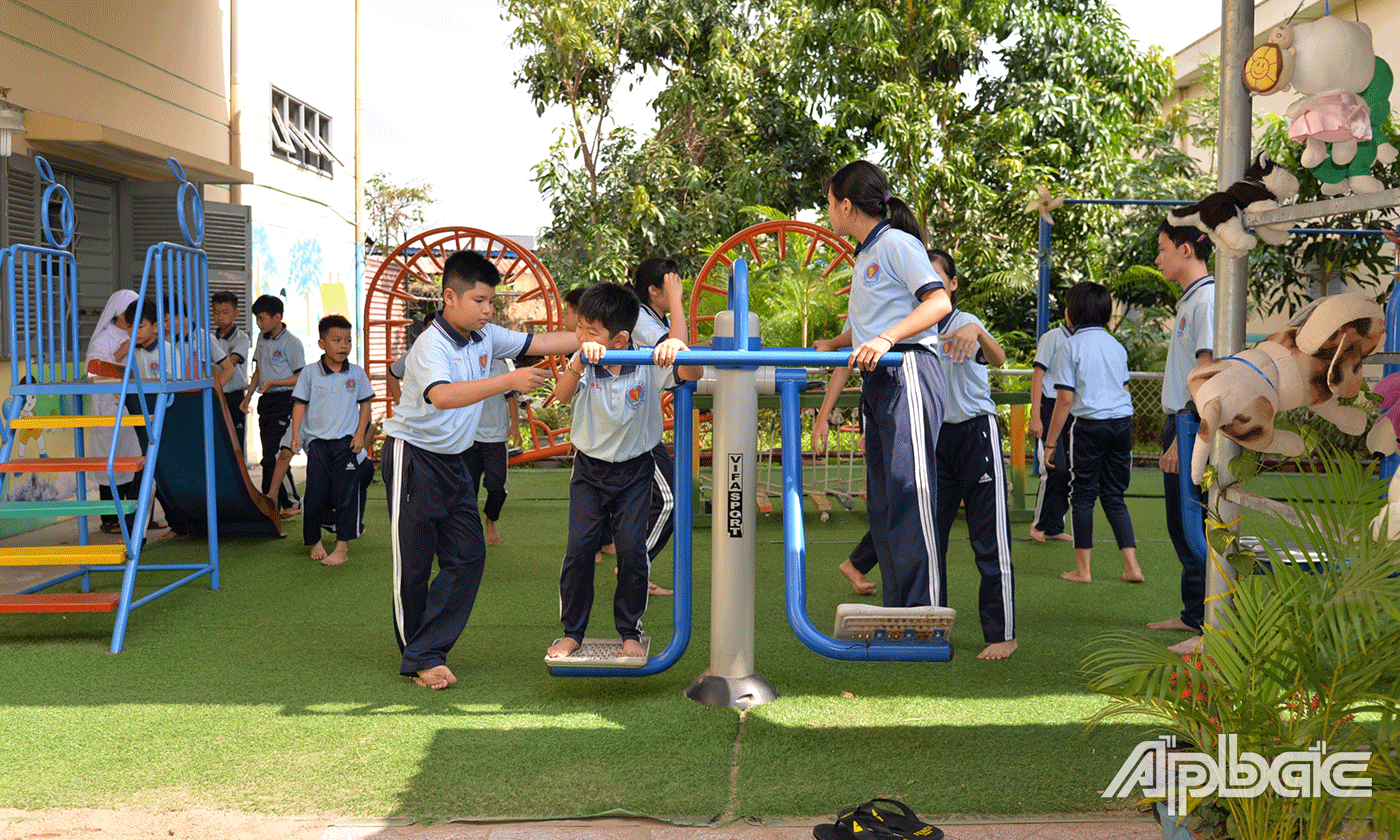 Tận tình, lòng yêu thương của các sơ, thầy cô giáo đã giúp nhiều trẻ bị khiếm khuyết có thêm nụ cười, vượt qua bệnh tật.