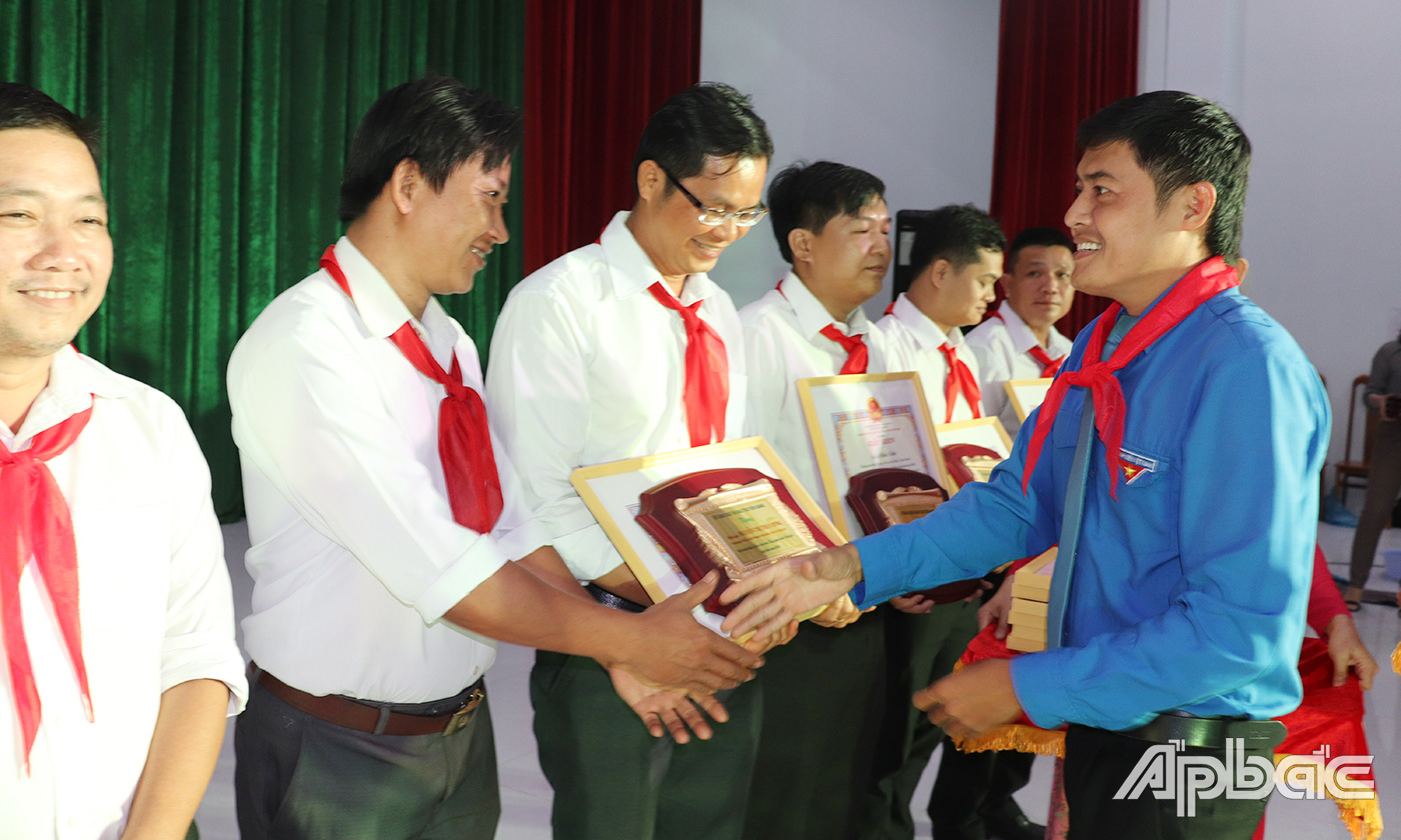 Phó Bí thư Tỉnh đoàn Tiền Giang Nguyễn Quang Minh trao tặng Giấy khen cho giáo viên làm tổng phụ trách Đội giỏi năm học 2020 - 2021.