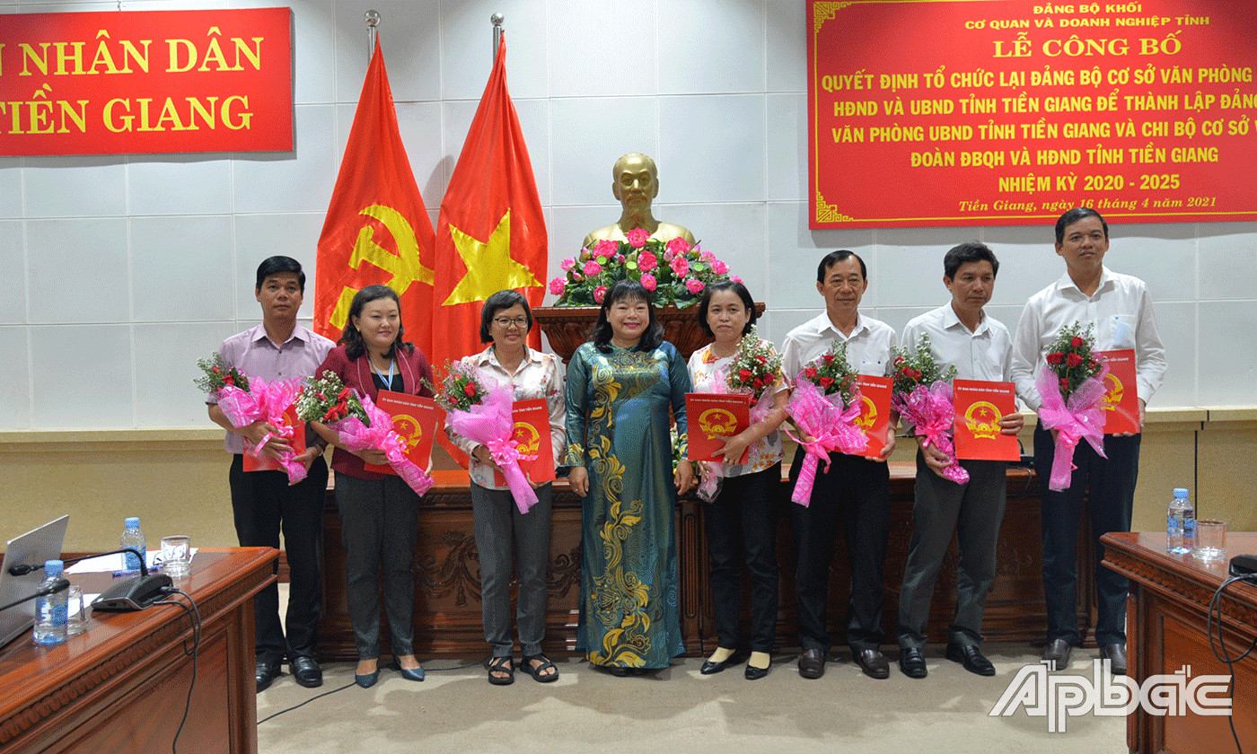 Đồng chí Thái Ngọc Bảo Trâm trao quyết định Quyết định tổ chức lại Đảng bộ cơ sở Văn phòng UBND tỉnh Tiền Giang.