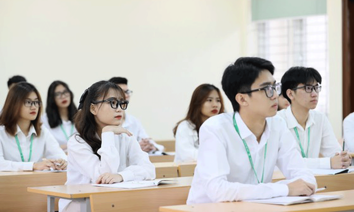 Học sinh, sinh viên lo lắng học phí sẽ tăng. Ảnh: VIẾT CHUNG