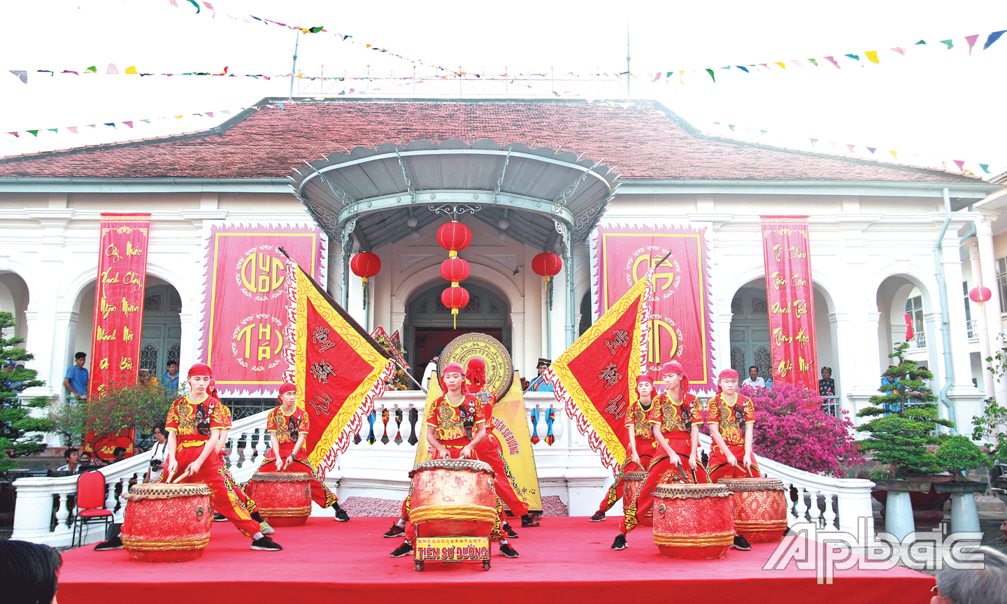 Hằng năm, Tiền Giang tổ chức trang trọng Lễ Giỗ Hùng Vương để tưởng nhớ các Vua Hùng tại Bảo tàng Tiền Giang. Ảnh: HÀ NAM