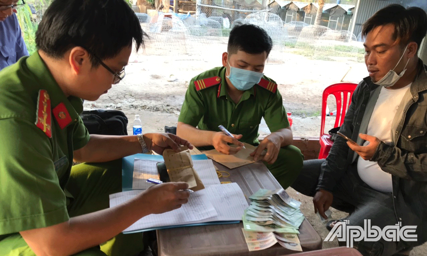 Lực lượng Công an lập biên bản người tham gia đánh bạc.