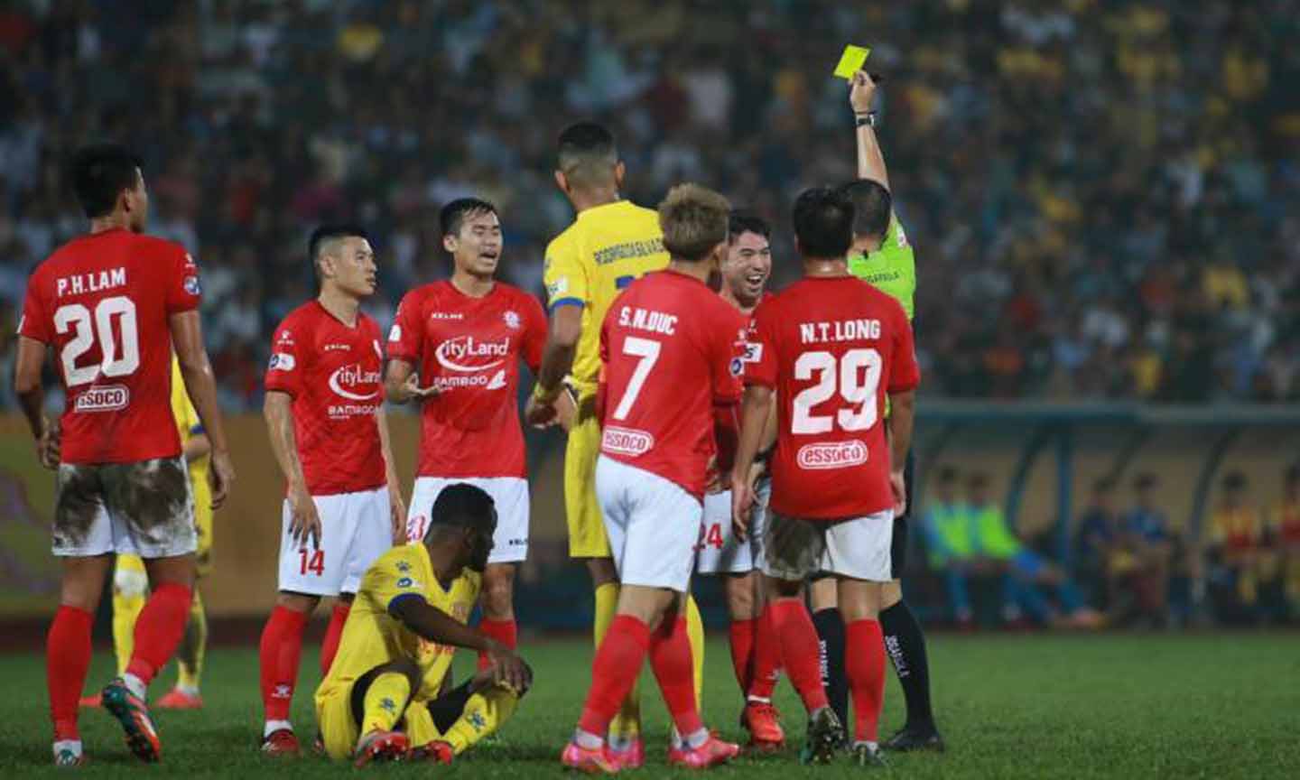 CLB TP. Hồ Chí Minh vẫn đang lặn hụp ở cuối bảng xếp hạng dù đầu tư mạnh tay ở đầu mùa giải. Ảnh: 