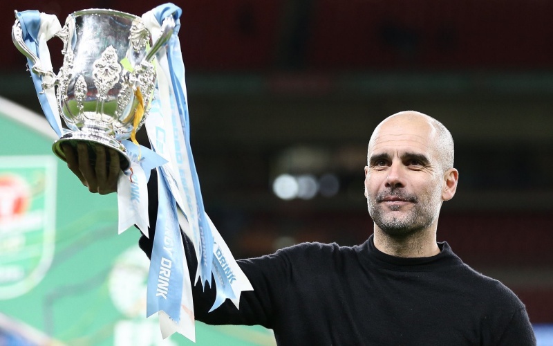 Pep Guardiola nâng chiếc Cúp Liên đoàn, cũng là danh hiệu thứ 30 trong sự nghiệp. (Ảnh: Getty Images)