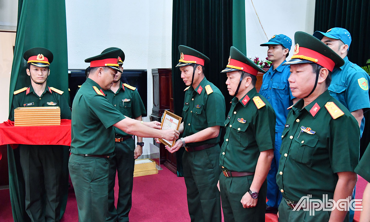 Đại tá Phạm Văn Thanh, Ủy viên Ban Thường vụ Tỉnh ủy, Chỉ huy trưởng Bộ Chỉ huy Quân sự tỉnh tặng danh hiệu “Đơn vị Quyết thắng” cho Phòng Chính trị trong phong trào thi đua Quyết thắng năm 2020.                               Ảnh: THANH LÂM