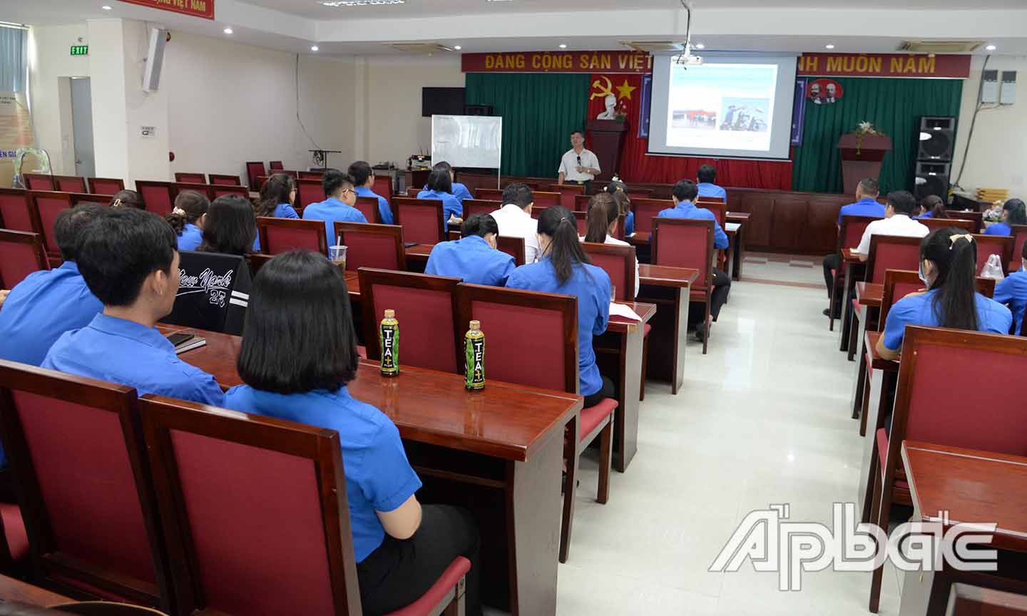 Đồng chí Đào Khắc Trung báo cáo tại Hội nghị.