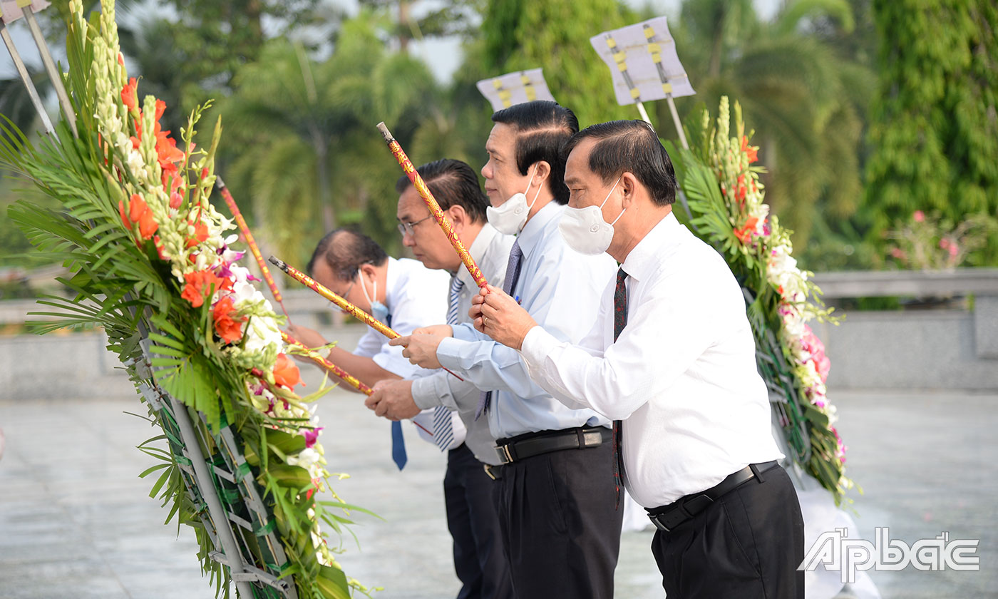 Đoàn lãnh đạo tỉnh đặt tràng hoa và dâng hương tại Nghĩa trang Liệt sĩ tỉnh.