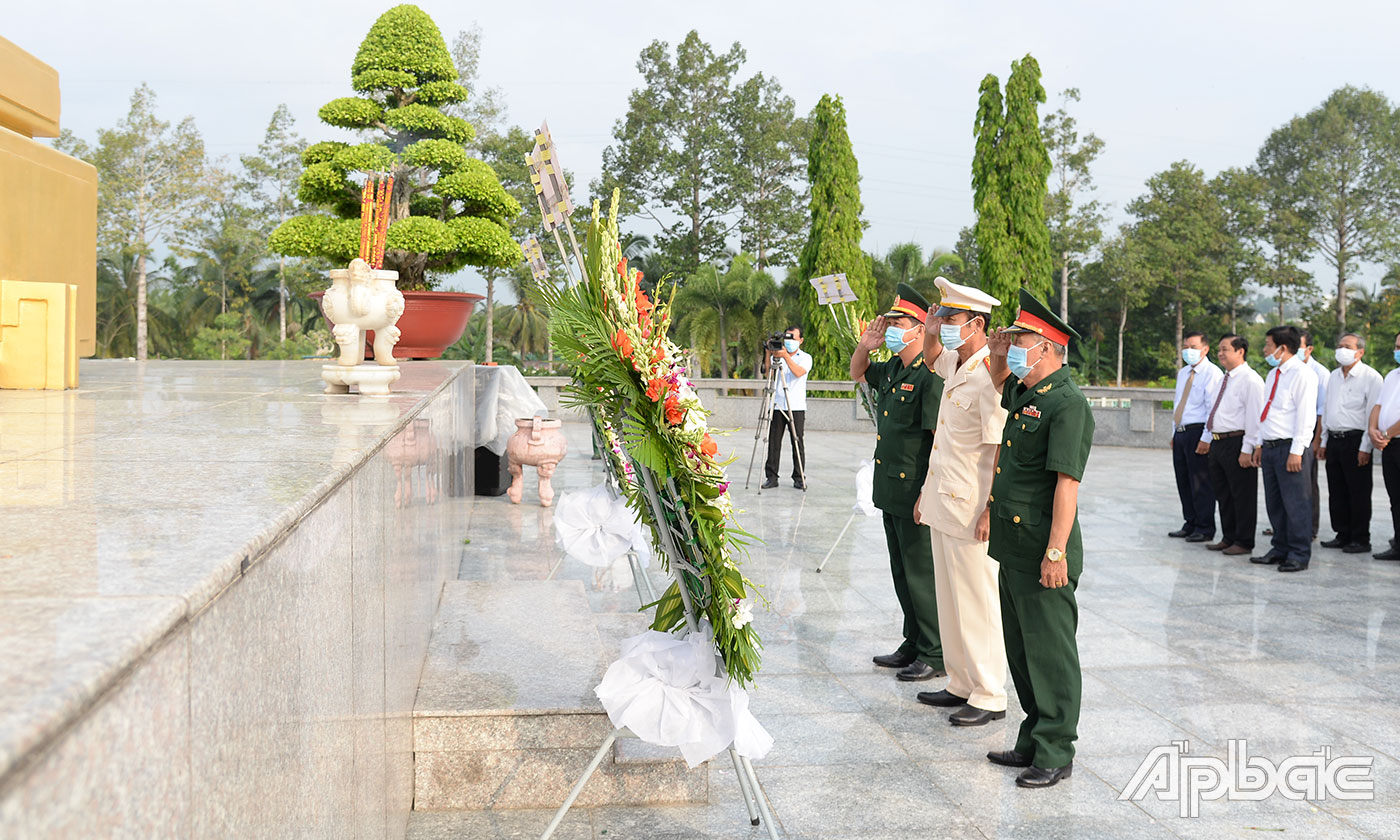 Đoàn Lực lượng vũ trang tỉnh viếng Nghĩa trang Liệt sĩ tỉnh.