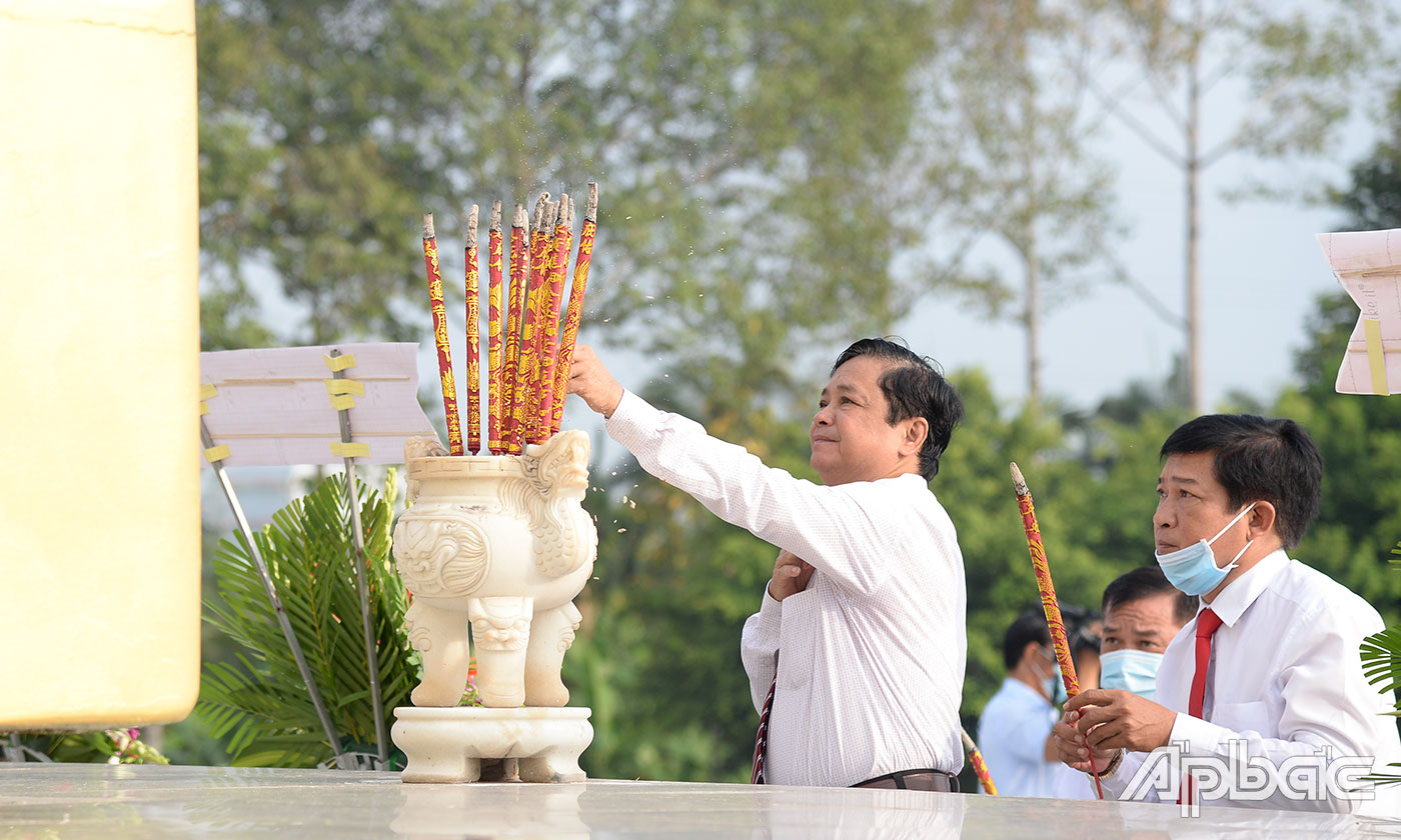 Đoàn lãnh đạo TP. Mỹ Tho và huyện Châu Thành viếng Nghĩa trang Liệt sĩ tỉnh.