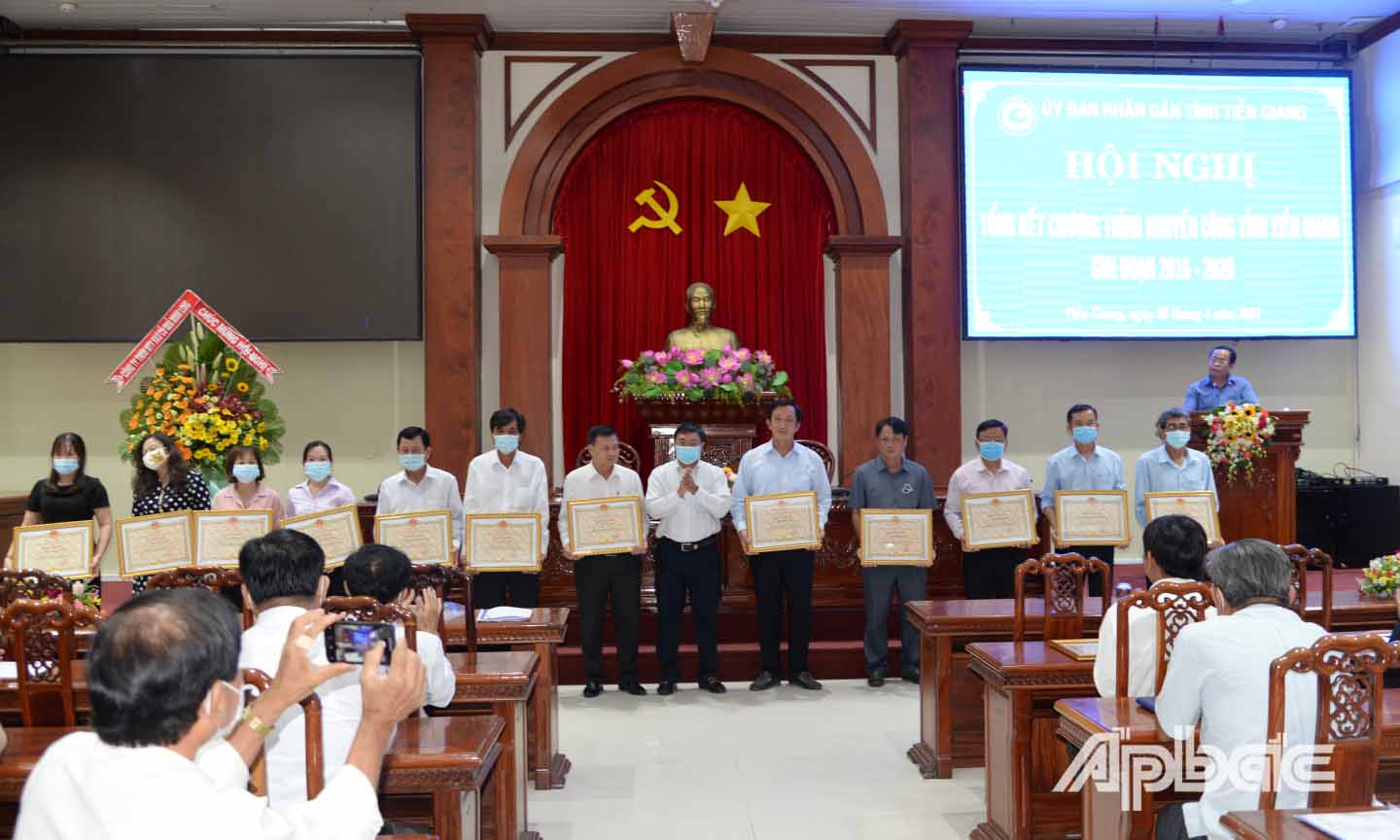 Đồng chí Đặng Văn Tuấn trao bằng khen của UBND tỉnh cho các cá nhân, tập thể có thành tích xuất sắc trong thực hiện chương trình giai đoạn 2016 - 2020.