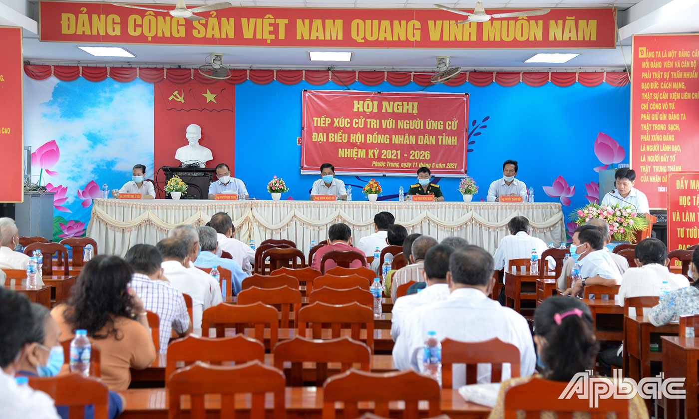 Quang cảnh buổi tiếp xúc cử tri.