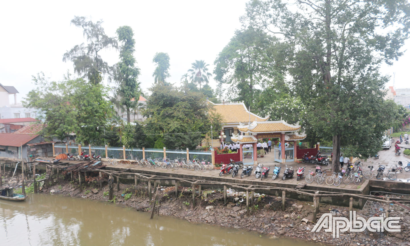 Tọa lạc bên con rạch Ruộng, phủ thờ Chủ tịch Hồ Chí Minh luôn là niềm tự hào của người dân huyện Cái Bè nói riêng và của tỉnh Tiền Giang nói chung.