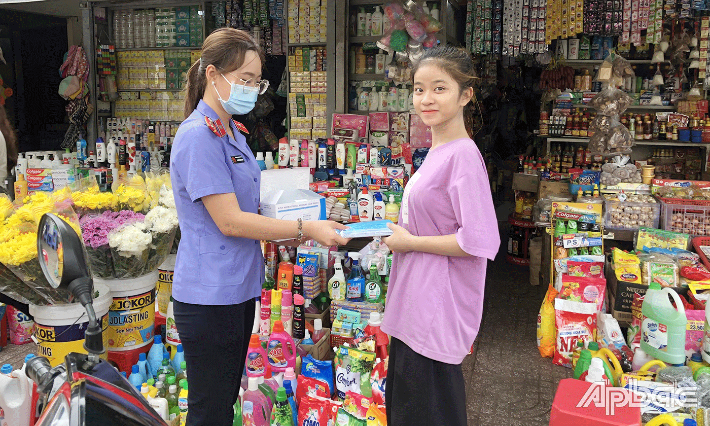 Đoàn viên thanh niên phát khẩu trang cho người dân tại khu vực chợ Cũ.