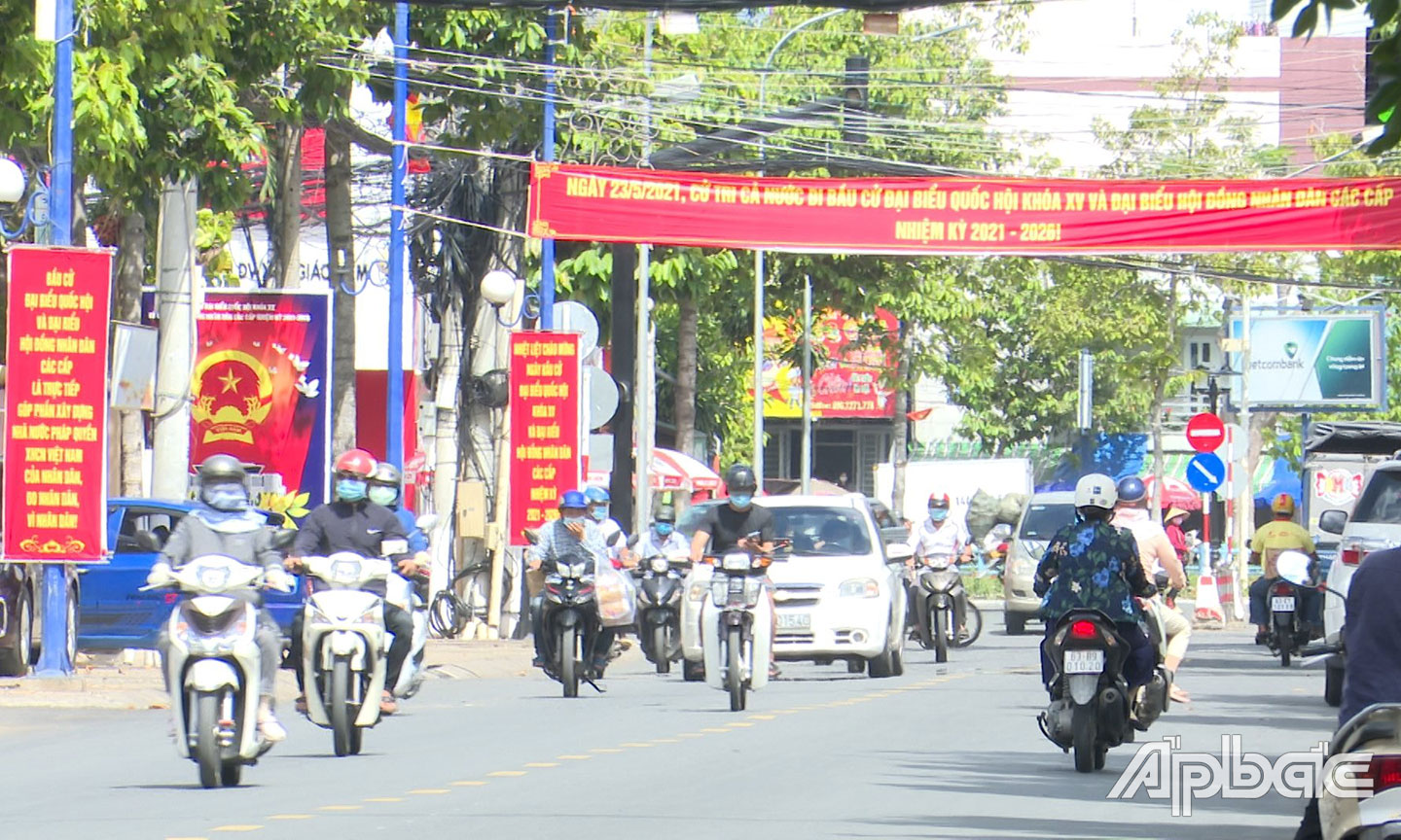 Một trục đường chính của TP. Mỹ Tho rực rỡ cờ Tổ quốc, băng rôn, khẩu hiệu chào mừng ngày bầu cử.