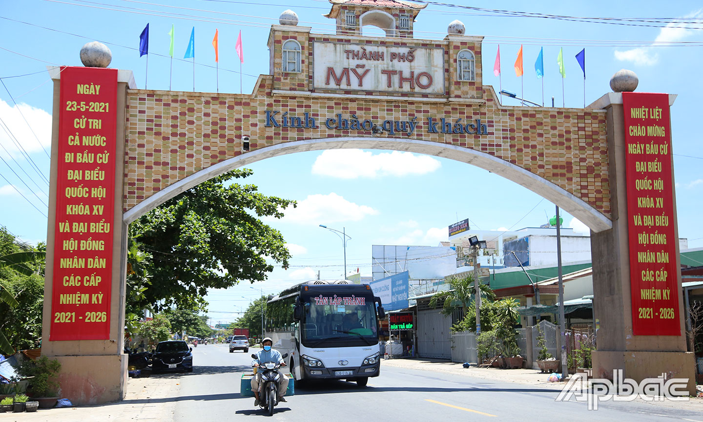 Con đường chính vào TP.  Mỹ Tho được trang hoàng chào mừng ngày bầu cử.