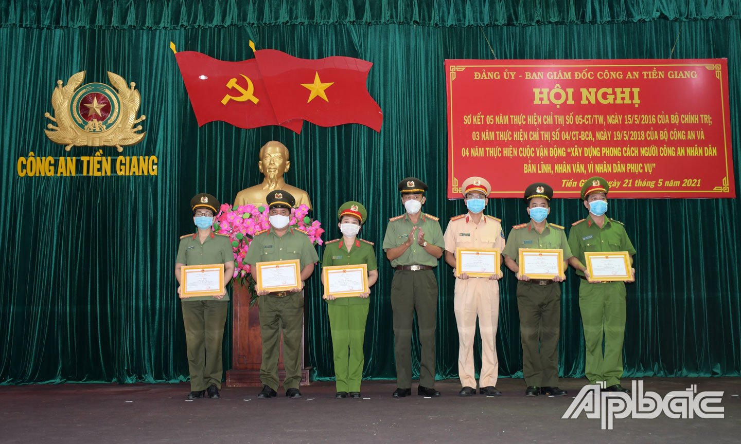 Đại tá Nguyễn Văn Nhựt tặng Giấy khen cho các tập thể và cá nhân.      Ảnh: THANH VIỆT