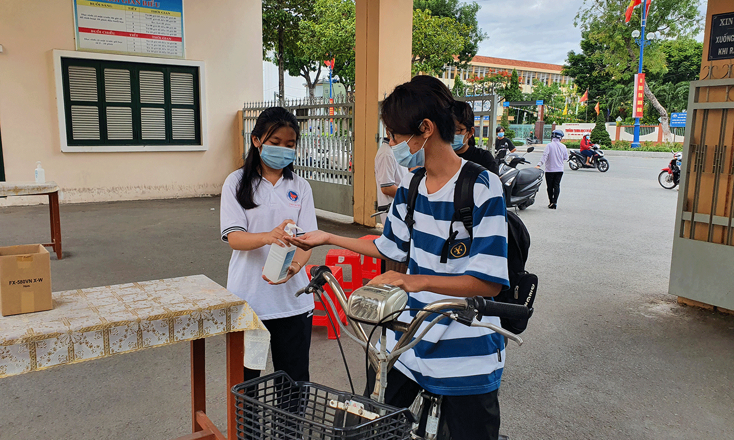 Rửa tay sát khuẩn, đeo khẩu trang khi nộp hồ sơ dự thi tại Trường THPT Nguyễn Đình Chiểu, TP. Mỹ Tho. 