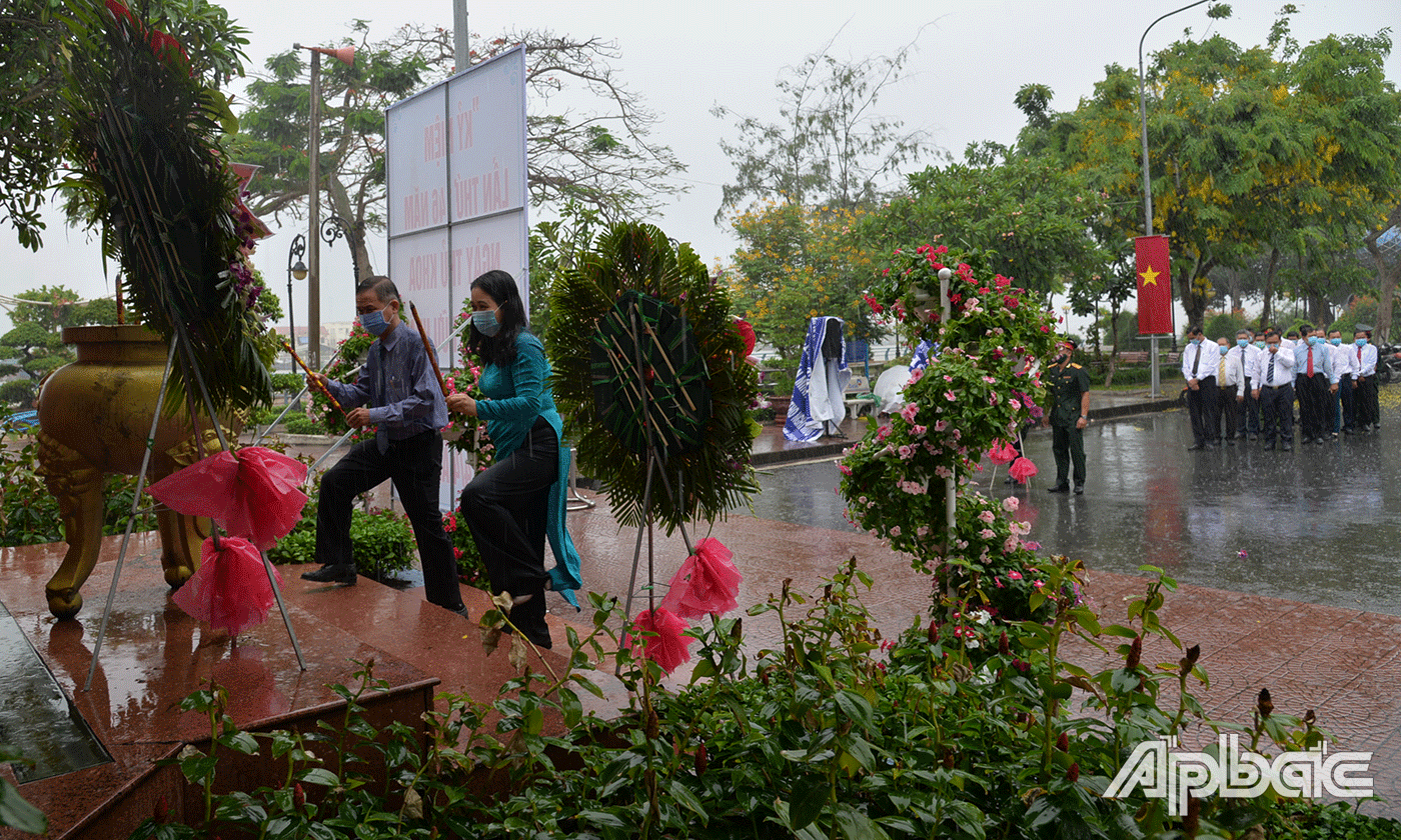 Lãnh đạo thành ủy, UBND TP. Mỹ Tho dâng hoa, thắp hương tại tượng đài Thủ Khoa Huân (phường 1, TP. Mỹ Tho). 