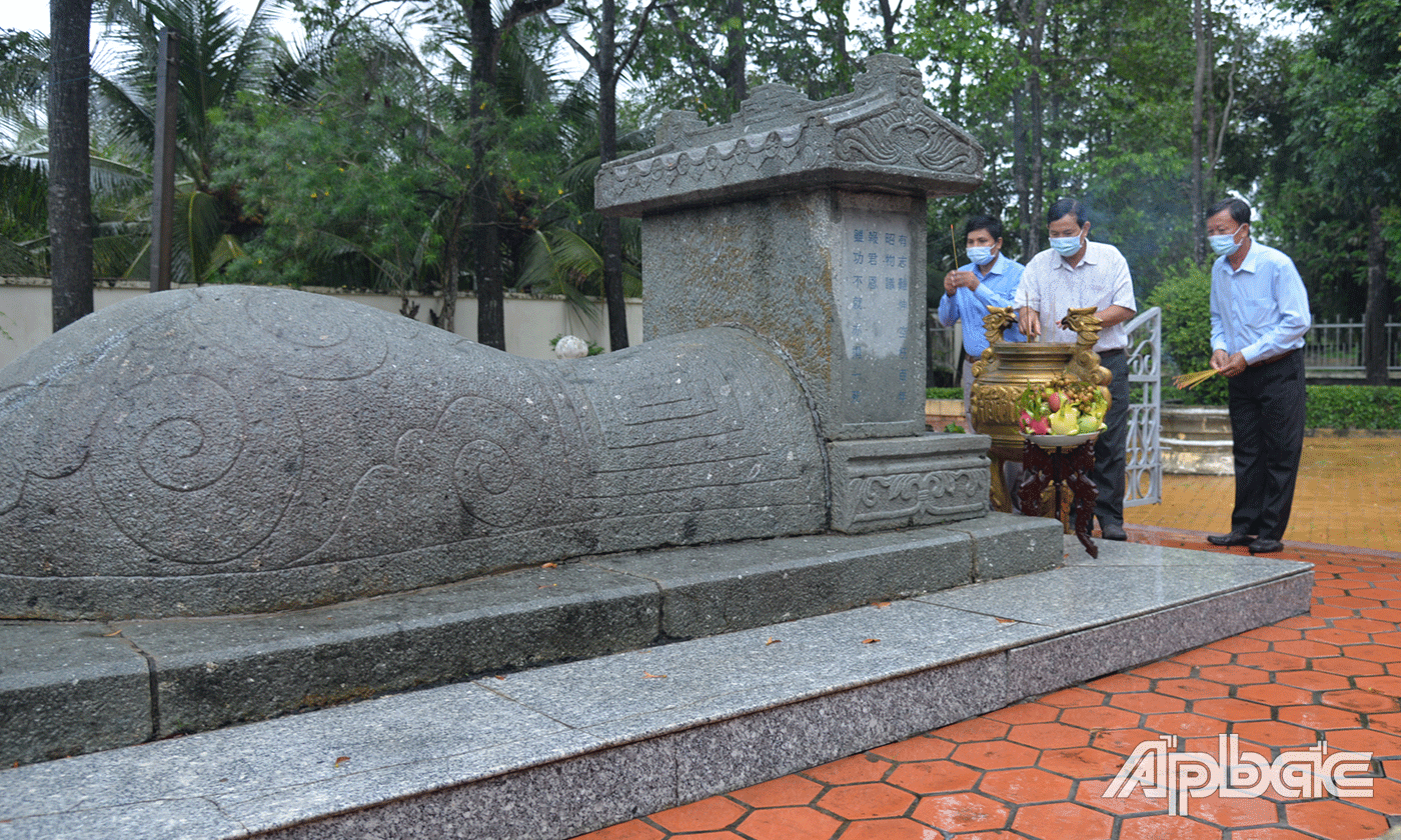 Cán bộ, nhân dân các xã thắp hương tại mộ cụ Thủ Khoa Huân.