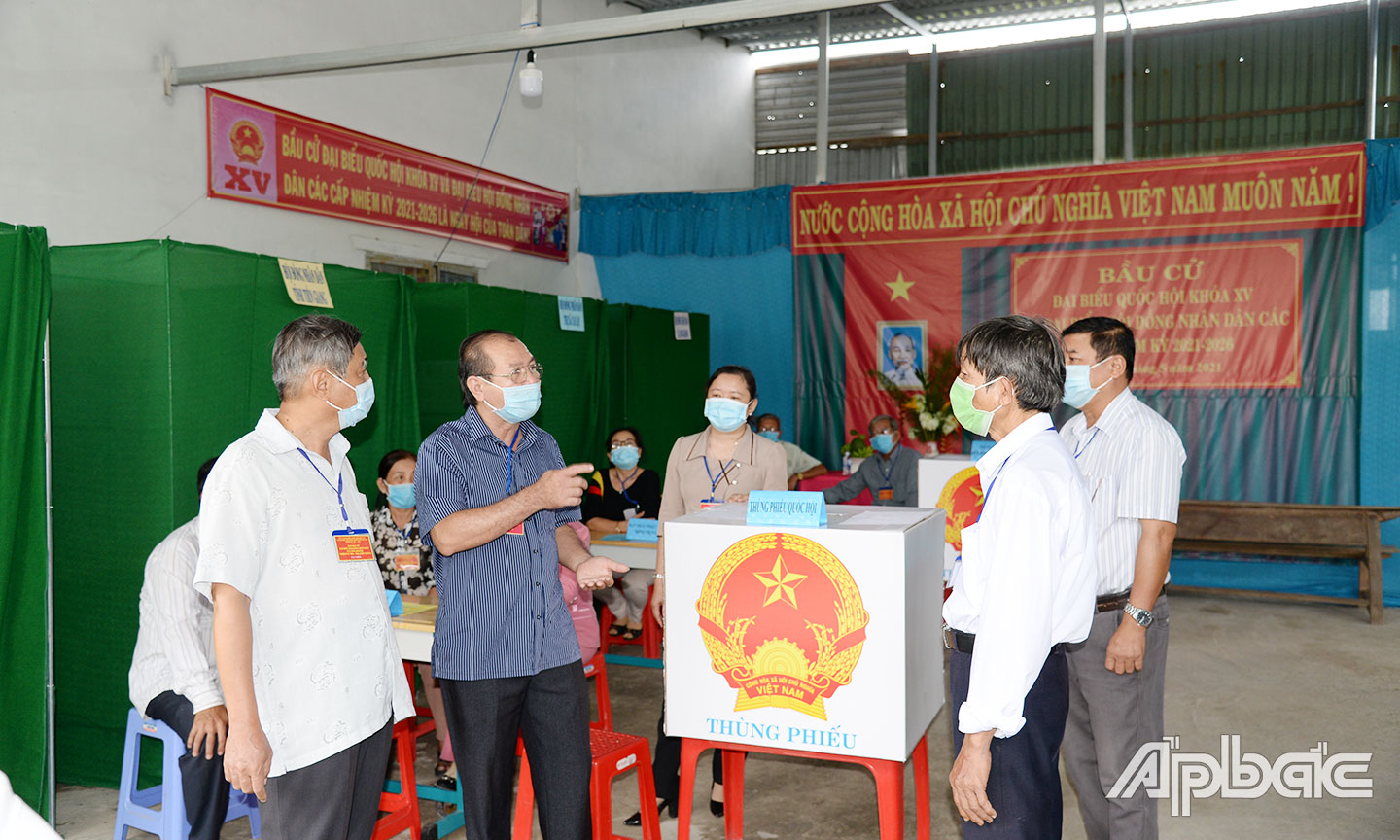 Đồng chí Trần Văn Thức (thứ 2, từ trái qua) kiểm tra các khu vực bỏ phiếu trong ngày bầu cử.