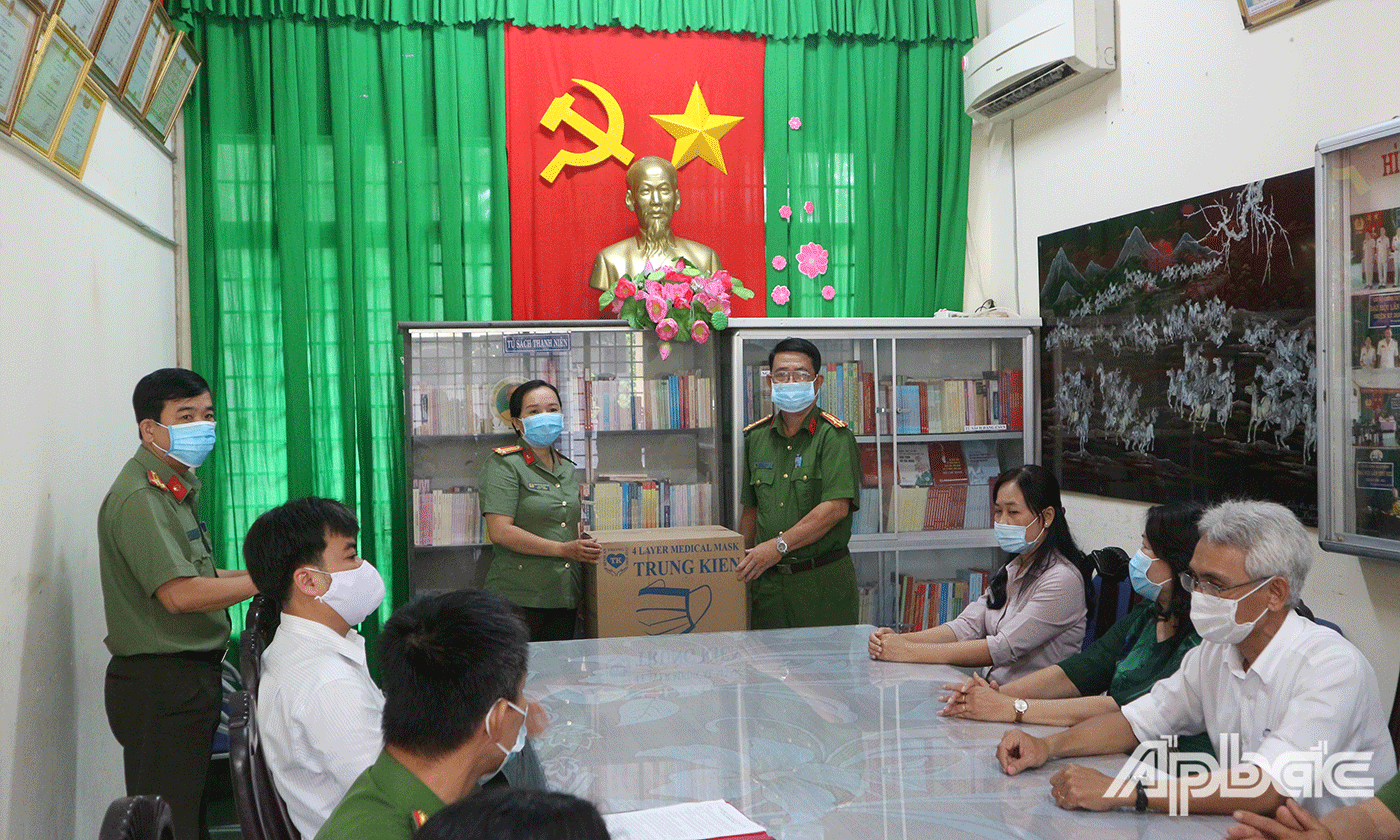 Công đoàn Công an Tiền Giang trao khẩu trang y tế cho Phòng Cảnh sát cơ động