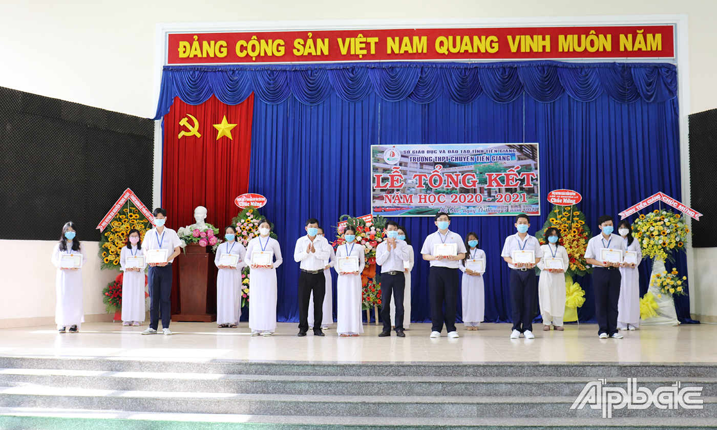 Trao thưởng cho các học sinh nhất lớp.