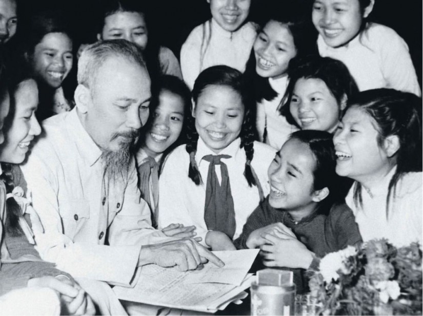 Đại biểu học sinh Trường trung học Trưng Vương, Hà Nội chúc mừng sinh nhật Người (19-5-1956). Ảnh: tư liệu