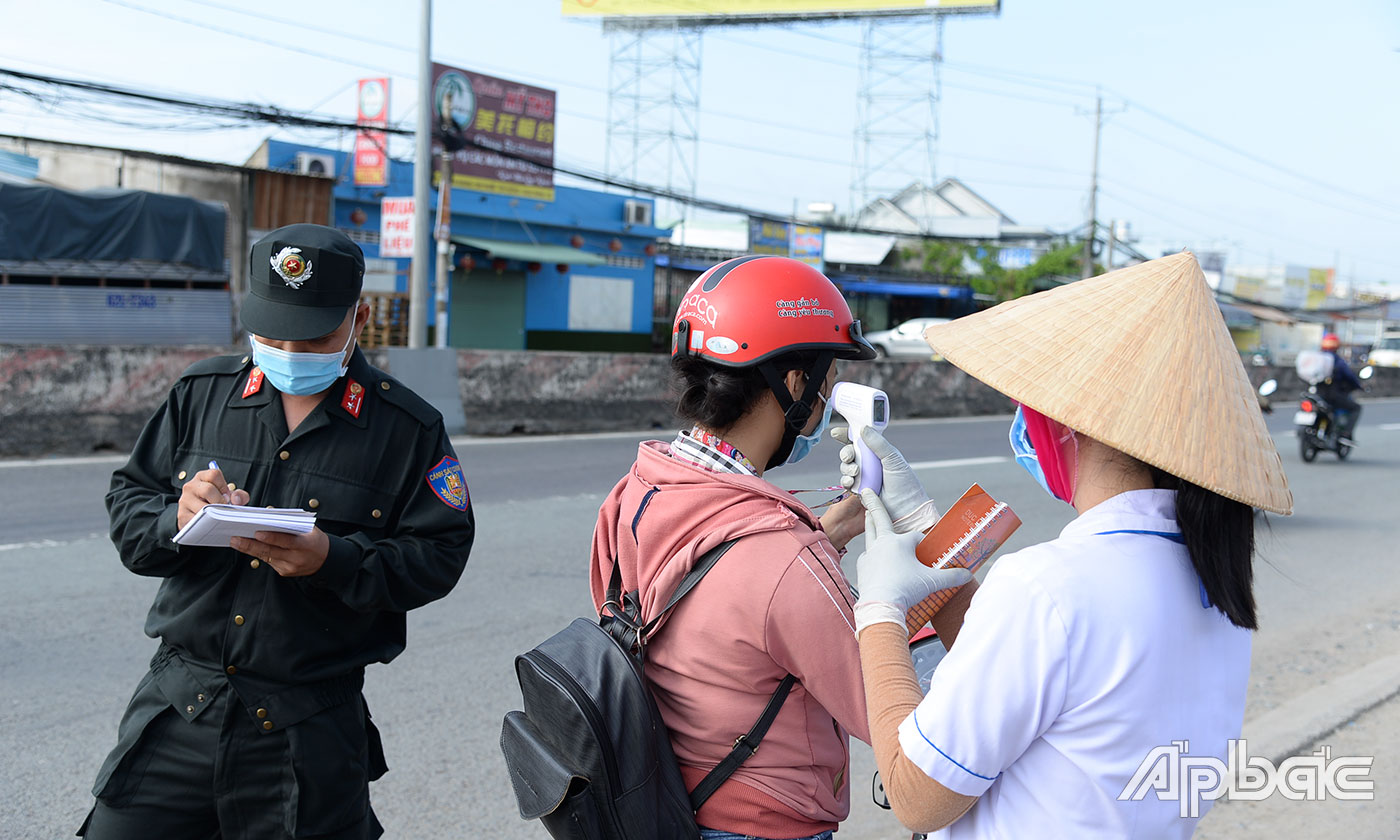 Các lực lượng làm nhiệm vụ tại chốt Tân Hương.