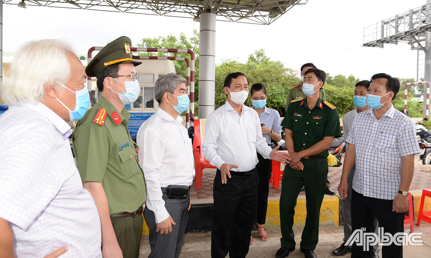 Đồng chí Nguyễn Văn Vĩnh trao đổi tại chốt kiểm soát Trạm thu phí cầu Mỹ Lợi (TX. Gò Công).