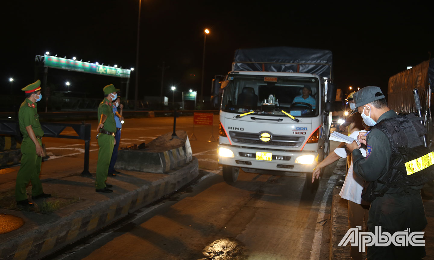 Tất cả các phương tiện biển số 63 lưu thông từ cao tốc ra đều dừng lại khai báo và đo thân nhiệt. 