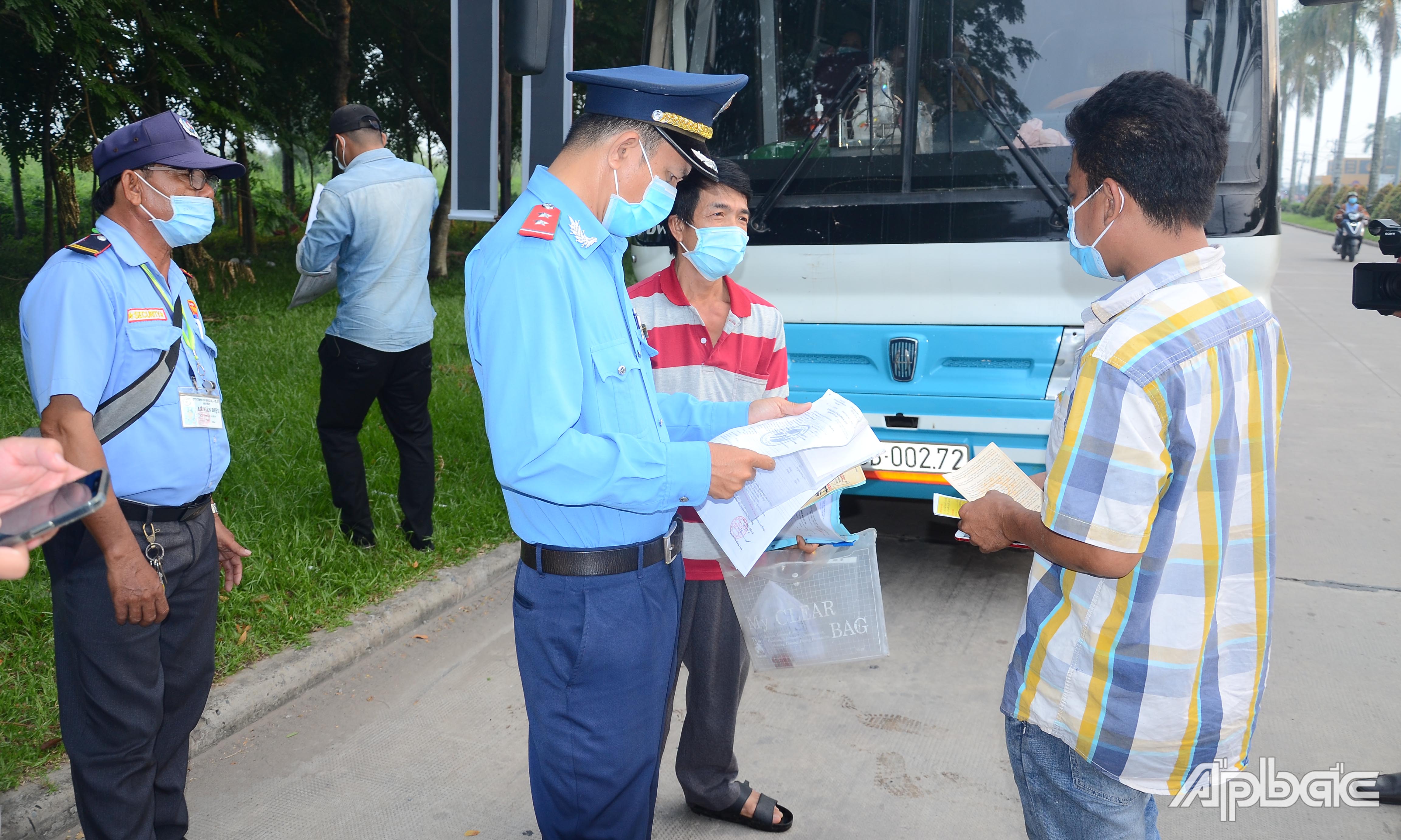 Lực lượng chức năng tuyên truyền, nhắc nhở các tài xế về công tác phòng, chống dịch Covid-19.