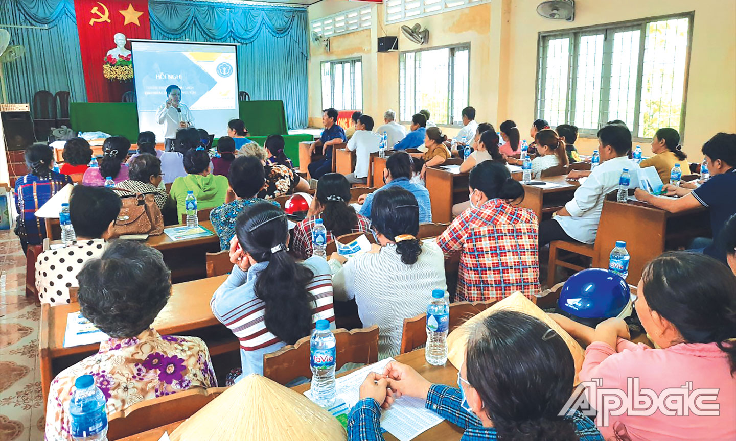 Anh Vinh trong một buổi tuyên truyền về chính sách BHXH, BHYT cho người dân (ảnh chụp lúc dịch Covid-19 chưa bùng phát).