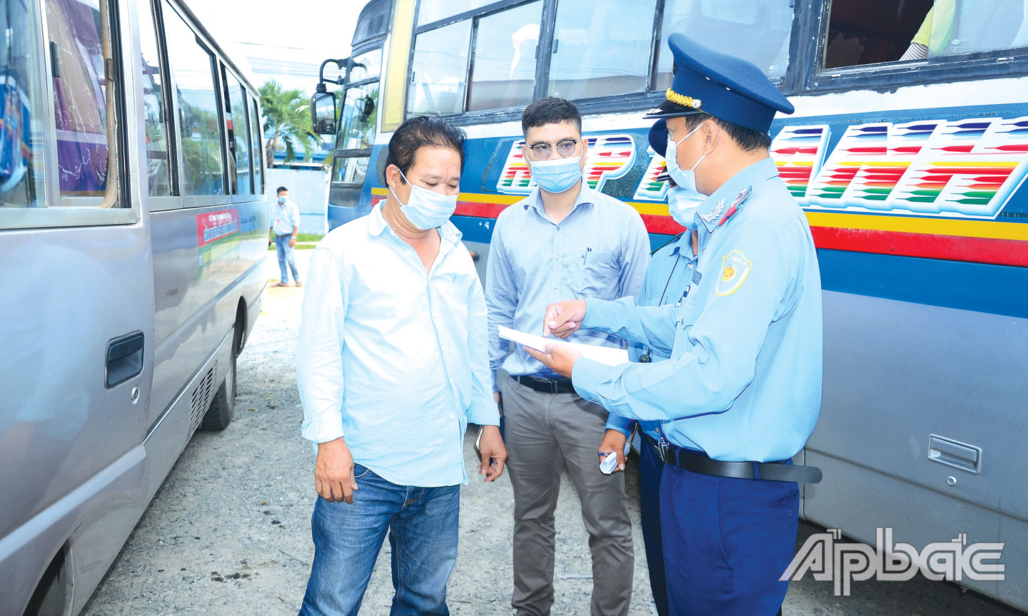 Kiểm tra công tác phòng, chống dịch đối với xe đưa rước công nhân tại Khu công nghiệp Tân Hương.