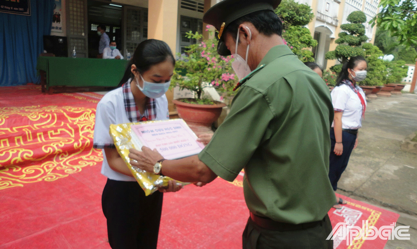 Đại tá Nguyễn Văn Nhựt phát thưởng cho học sinh. 