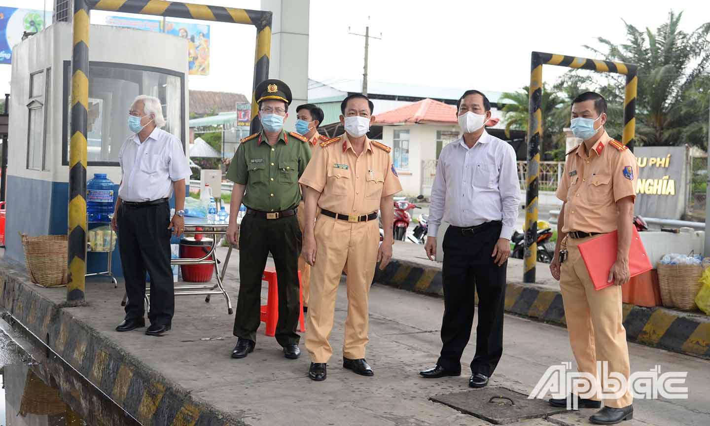 Đồng chí Nguyễn Văn Vĩnh đề nghị ngành công an tiếp tục phối hợp với các ngành triển khai các biện pháp đảm bảo an ninh trật tự, an toàn giao thông ở các chốt.