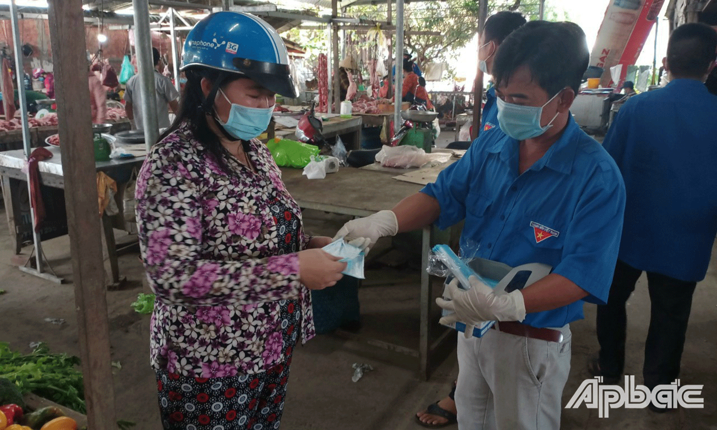 Đoàn viên phát khẩu trang y tế, tuyên truyền người dân nâng cao ý thức phòng, chống dịch bệnh Covid-19