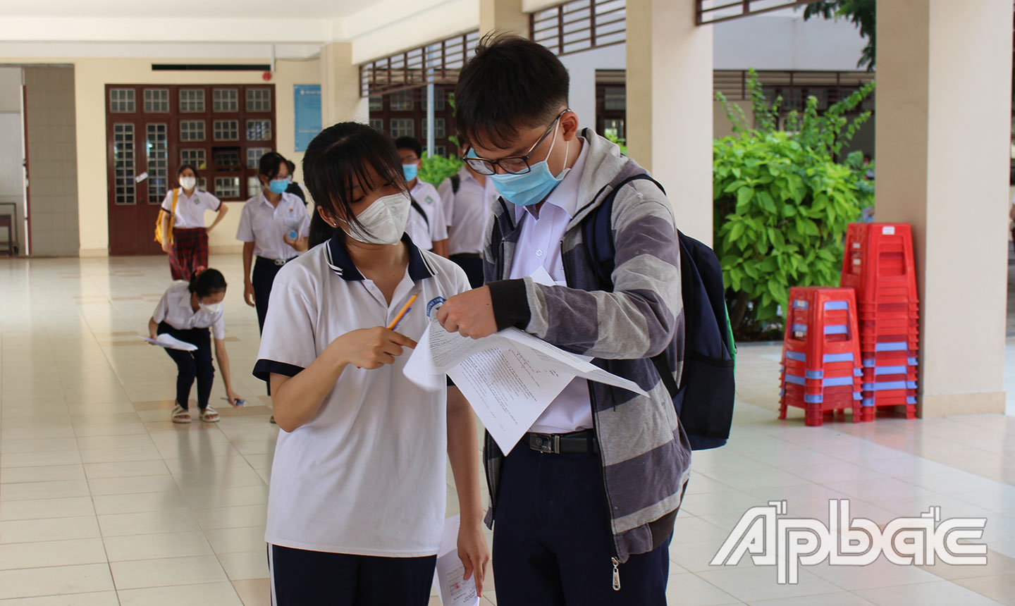 TS trao đổi bài làm sau giờ thi. 