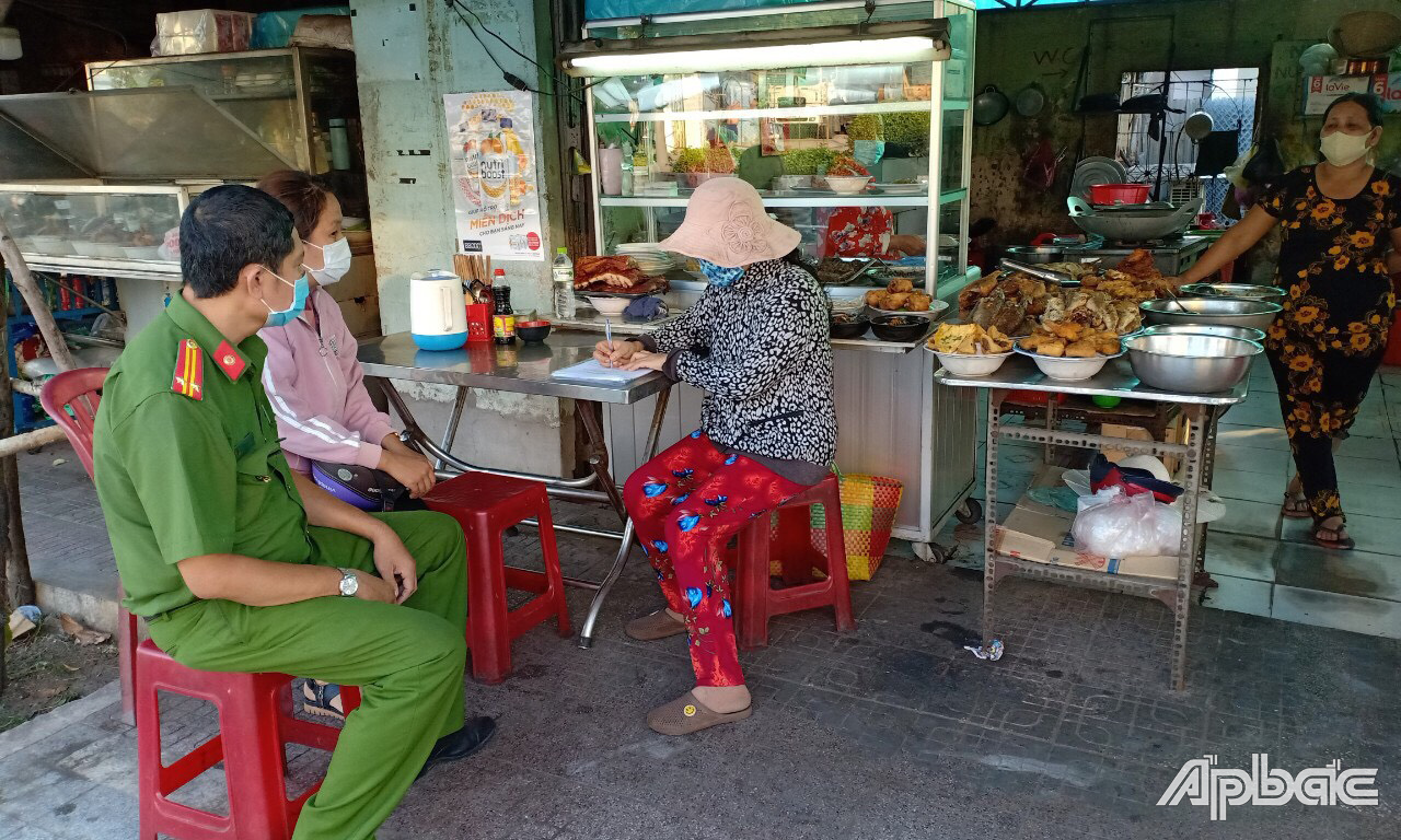 Lực lượng chức năng phường 10, TP. Mỹ Tho cho các cơ sở kinh doanh ăn uống ký cam kết tạm dừng hoạt động.