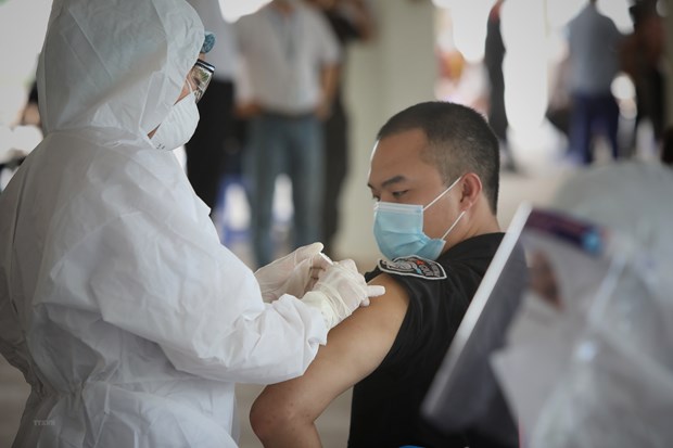 Tiêm vaccine phòng COVID-19 cho công nhân trong khu công nghiệp. (Ảnh: Danh Lam/TTXVN)