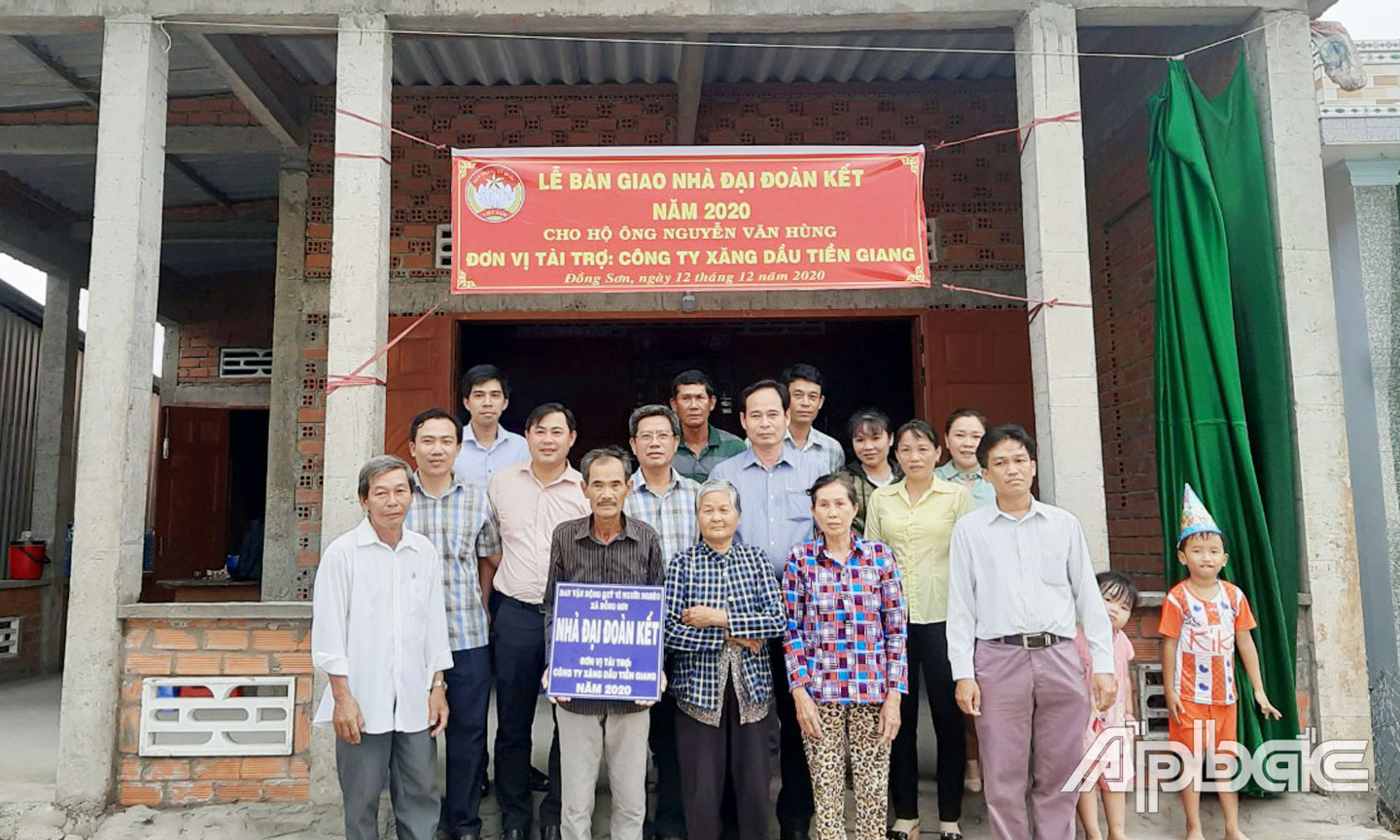 Thời gian qua, MTTQ huyện phối hợp với các ngành, các cấp trong huyện vận động mạnh thường quân xây nhà cho người nghèo, tặng quà học sinh nghèo, các hoàn cảnh neo đơn, bệnh tật trên địa bàn huyện (ảnh chụp năm 2020).