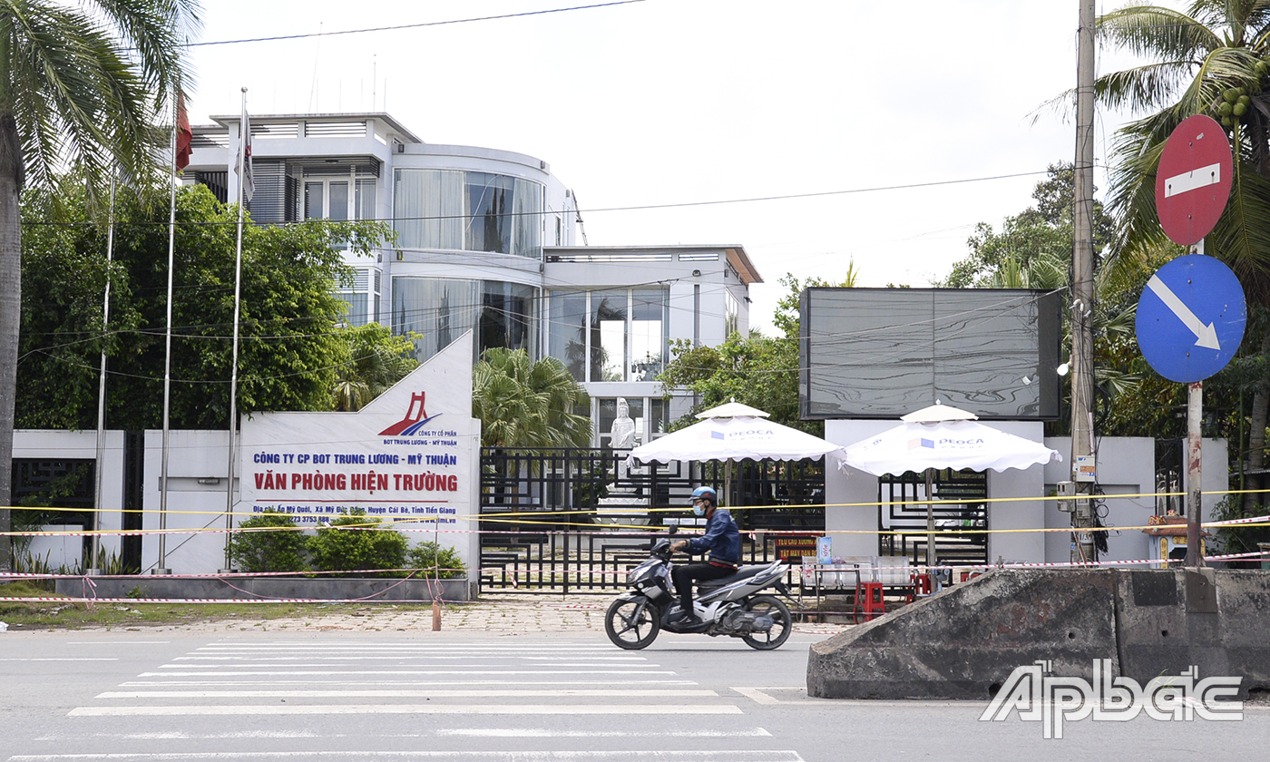 Văn phòng hiện trường Công ty cổ phần BOT Trung Lương - Mỹ Thuận nằm trong khu vực phong tỏa tại ấp Mỹ Quới, xã Mỹ Đức Đông, huyện Cái Bè.