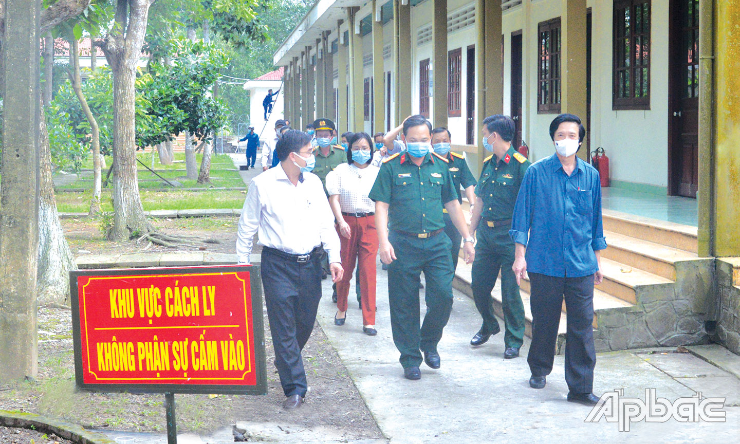 Đồng chí Nguyễn Văn Danh (đi đầu, bìa phải), Ủy viên Ban Chấp hành Trung ương Đảng, Bí thư Tỉnh ủy, Chủ tịch HĐND tỉnh cùng Đoàn công tác đến kiểm tra công tác chuẩn bị khu cách ly tập trung tại Trung đoàn 924 (xã Phú Cường, huyện Cai Lậy).					                         					                                                          Ảnh: CAO THẮNG