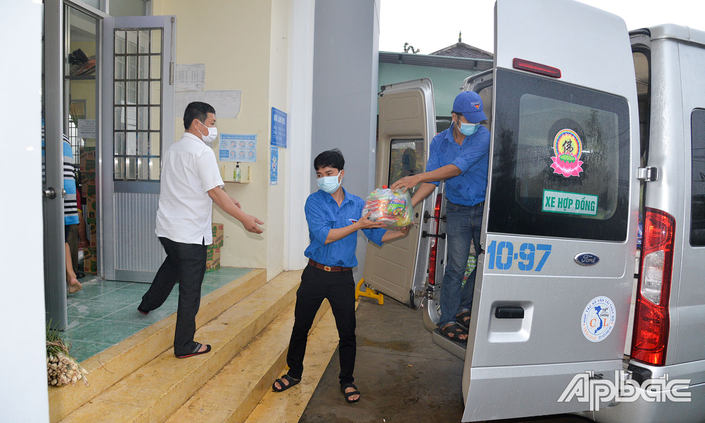 Vận chuyển hàng hóa hỗ trợ vào khu vực bị phong tỏa tại xã Mỹ Hạnh Đông.