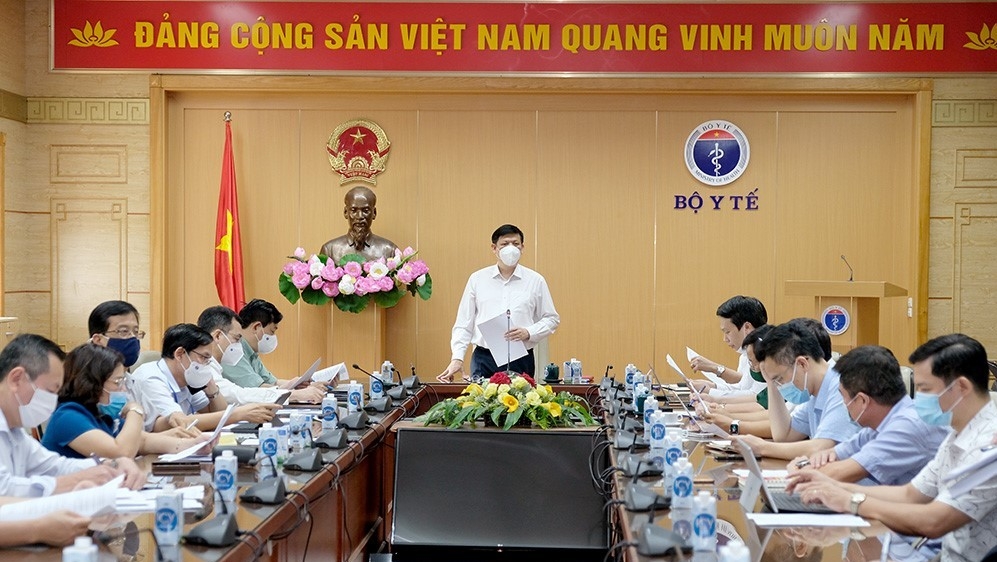 Health Minister Nguyen Thanh Long chairs the conference. (Photo: Ministry of Health).